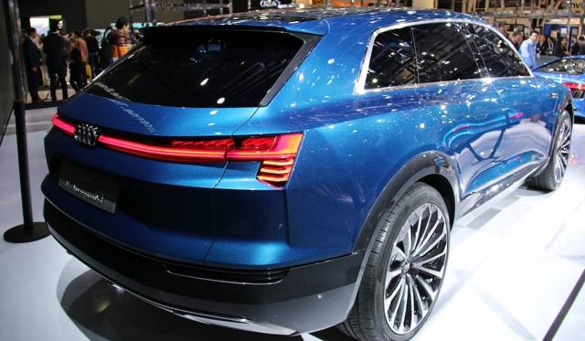 Audi's all-electric "e-tron Quattro concept study." The taillights use organic EL technology, which will first appear in the new "TT RS" later this year.