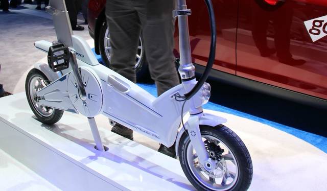 Ford's MoDe:Me system displays the optimal combination of transportation modes, such as cars and buses, to reach a destination via an app. They also proposed a foldable e-bike that can be carried in the car as a supplementary option.