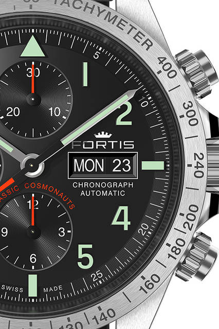 <strong>CLASSIC COSMONAUTS CHRONOGRAPH STEEL</strong><br /> Case│Stainless steel<br /> Diameter│42mm<br /> Thickness│14.9mm<br /> Movement│Automatic (Cal. Valjoux 7750)<br /> Functions│Date display, Day display, Chronograph (30-minute counter, 12-hour counter)<br /> Strap│Calf (or stainless steel bracelet)<br /> Water resistance│10 bar<br /> Release│Scheduled for Summer 2016<br /> Price│Stainless steel bracelet model: ¥360,000 (excl. tax),<br /> Calf strap: ¥330,000 (excl. tax)<br />