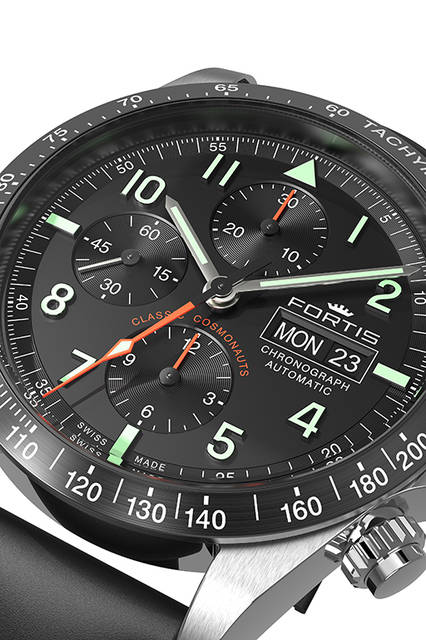 <strong>CLASSIC COSMONAUTS CHRONOGRAPH CERAMIC</strong><br /> Case│Stainless steel, ceramic bezel<br /> Diameter│42mm<br /> Thickness│14.9mm<br /> Movement│Automatic (Cal. 7750)<br /> Functions│Chronograph (30-minute counter, 12-hour counter), Day display, Date display<br /> Strap│Calf (or stainless steel bracelet)<br /> Water resistance│10 bar<br /> Release│Scheduled for Summer 2016<br /> Price│Stainless steel bracelet model: ¥370,000 (excl. tax),<br /> Calf strap: ¥340,000 (excl. tax)<br />