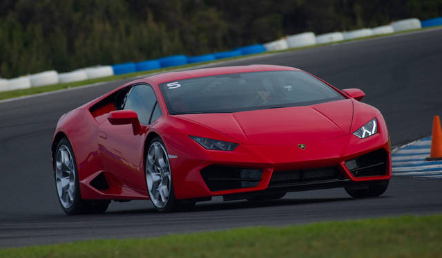 Curb weight is 1389 kg, 33 kg less than LP610-4