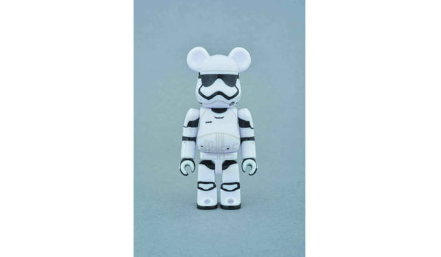<strong>BE@RBRICK FIRST ORDER STORMTROOPER™ 100%</strong> / Price ¥1620 © & ™ Lucasfilm Ltd.