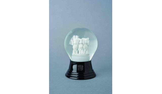 <strong>20th Anniversary Snow Globe</strong> / Price ¥6480 BE@RBRICK TM & © 2001-2016 MEDICOM TOY CORPORATION. All rights reserved.