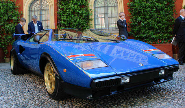 かつてカナダの石油王ウォルター・ウルフがオーダーした1976年ランボルギーニ・カウンタック。「グラムロックからニューウェーブまで」の部のクラスウィナー、雑誌「オート&デザイン」賞を獲得。