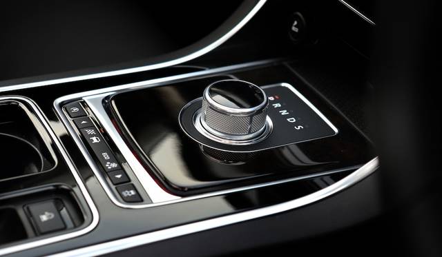Rotary gear selector. Jaguar Drive Control below offers 'Dynamic', 'Normal', and 'Winter' modes.