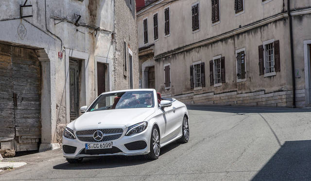 C 300 カブリオレの車体寸法は全長4,686mm、全幅1,810mm。全高1,409mm（欧州値）