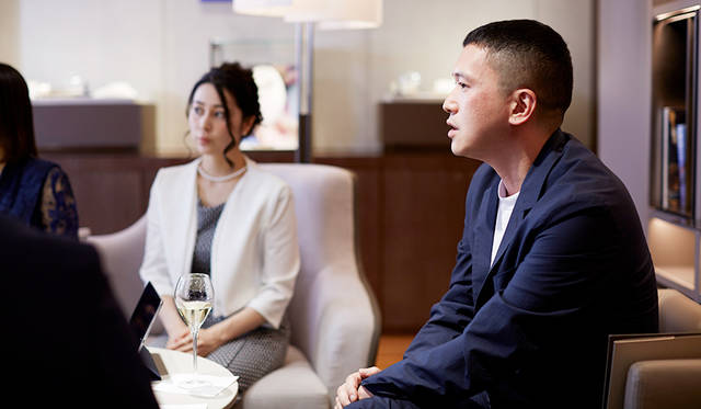 <strong>ムラカミカイエ｜MURAKAMI Kaie</strong><br> クリエイティブディレクター。1974年生まれ。三宅デザイン事務所を経て、2003年 東京にブランディングエージェンシー「SIMONE INC.」、2011年 香港に「THE ESSENTIALS.」を設立。国内外多数の企業のデジタル施策を軸としたブランディング等を手掛ける。GOOD DESIGN AWARD他受賞。文化事業を通して災害復興に貢献する SAVEJAPAN! PROJECT 発起人を務める。http://www.ilovesimone.com/