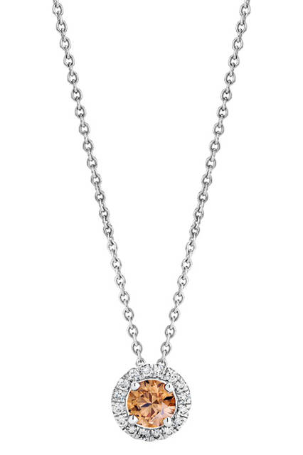 <strong>デビアス オーラ ペンダント シャンパン カラーダイヤモンド</strong><br /> 素材｜ファンシーイエロッシュブラウンダイヤモンド（0.39ct）、ホワイトダイヤモンド、ホワイトゴールド<br /> 価格｜25万7040円<br />