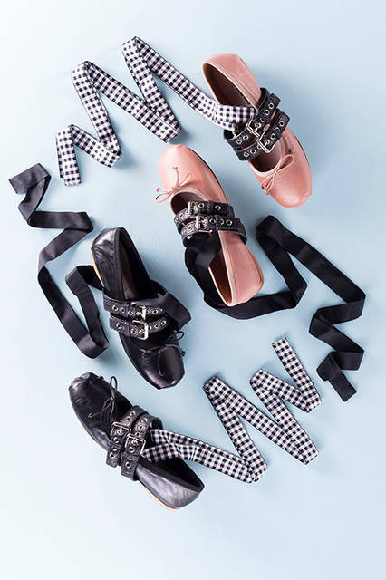 <strong>Ballerinas with Straps (Nappa)</strong> Price | ¥88,000 (excl. tax/scheduled price) Height | 0.5cm Material | Lambskin Colors | Beige Pink, Black
