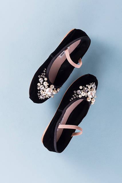 <strong>Ballerinas with Bijoux (Velvet)</strong><br /> Price | ¥104,000 (excl. tax/scheduled price)<br /> Height | 0.5cm<br /> Material | 100% Rayon<br /> Colors | Black