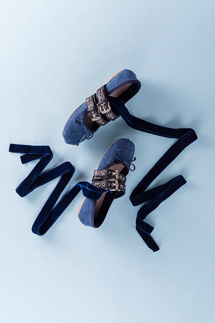<strong>Ballerinas (Denim)</strong><br /> Price | ¥88,000 (excl. tax/scheduled price)<br /> Height | 0.5cm<br /> Material | 100% Cotton<br /> Colors | Blue Denim