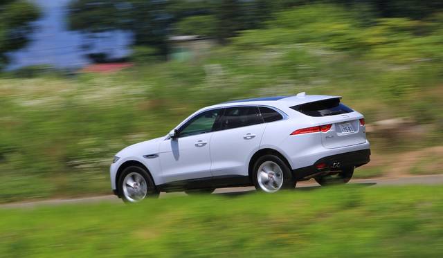 スタイリング的にはFタイプにインスパイアされた「パフォーマンスSUV」を謳う
