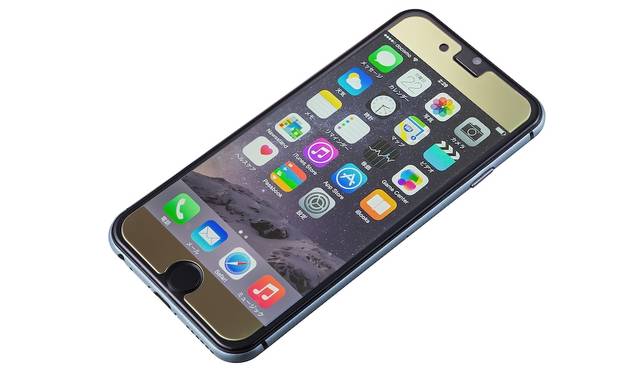 Protective glass that becomes a mirror when the backlight is off. Available in two different colors. ¥2,500 each for iPhone 7 and iPhone 7 Plus. Scheduled for late September release.