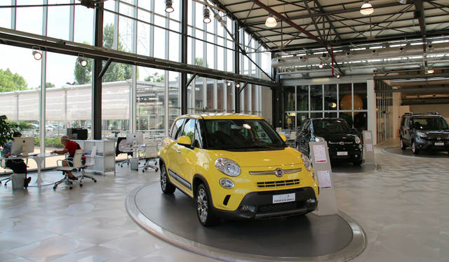 Fiat 500L Trekking (foreground)