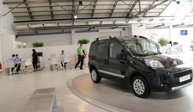 Fiat Qubo Trekking and a view of the negotiation area.
