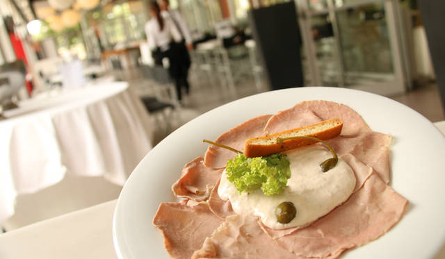 Piedmont specialty: thinly sliced beef with tuna sauce. 9 Euros (approx. 1,100 yen).