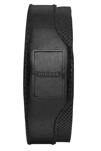 <strong>DISEL ON<br>トラッカー</strong><br>1万8000円（税抜）<br><br>ブランドロゴが記された部分にICチップが埋め込まれ、各種センサリングがなされる。モノトーンで統一されているので、コーディネイトの幅が広く、カジュアルからプレミアムクラスまであらゆる腕時計と調和する。