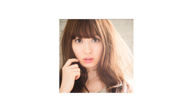 <strong>Haruna Kojima<br>小嶋陽菜 / タレント</strong><br><br>1988年4月19日埼玉県生まれ。2005年よりAKB48のメンバーとして活動するほか、「MAQUIA」(集英社)や「sweet」(宝島社)、「美人百花」(角川春樹事務所)などの女性誌でモデルとしても活動中。また、日本テレビ「PON!」(金曜日)や、フジテレビ「うまズキッ！」、等にレギュラー出演中。最新写真集「どうする？」(宝島社)は15万部を突破。