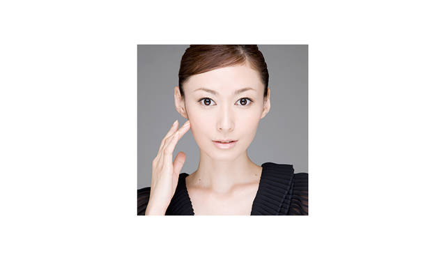 <strong>Maki Tamaru<br>田丸麻紀 / 女優・モデル</strong><br><br>これまでCMや数々のファッション誌の紙面を飾り、トップモデルとして活動。 <br>2003年3月の「女優宣言」お披露目発表会を皮切りに、ドラマや映画で活躍する一方、番組キャスターやバラエティ、イベントにも積極的に活動の場を広げるなど、現在多方面において活躍中。