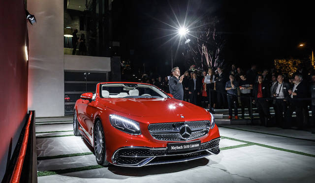 メルセデス-マイバッハ「S650カブリオレ」真っ赤な車体が優雅だが静止から100km/hに達すのにわずか4.1秒