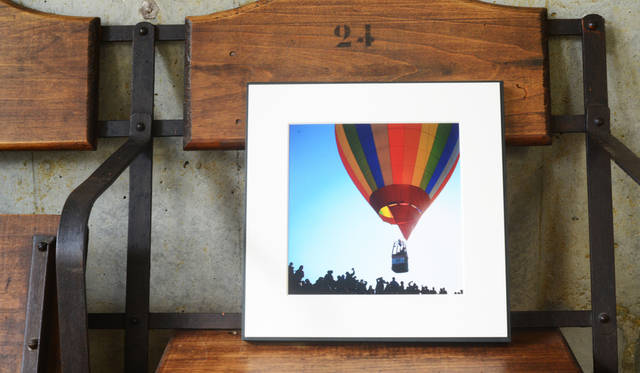 <strong>Gallery Type</strong><br>Finished with a wooden panel and V-cut mat board, it makes landscape and other photographic works stand out. Creates a sense of luxury.