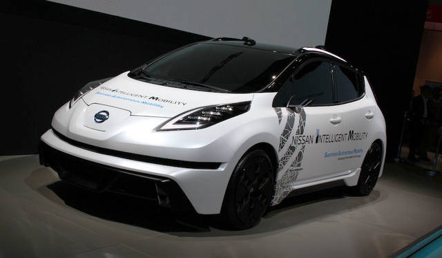Nissan Motor's "SAM (Seamless Autonomous Mobility)" experimental vehicle. Through joint research with NASA, it uses big data to make situational judgments, such as prioritizing police hand signals over traffic lights.