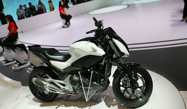 Honda Riding Assist. A "motorcycle that doesn't fall" applying technology cultivated with ASIMO and other robots. It corrects excessive leaning to prevent falls and can stand on its own when stopped. It received three awards at this year's CES.