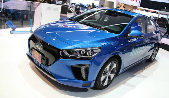 Hyundai's Ioniq, which was hailed as a "serious rival to the Prius" upon its debut. This time, its autonomous driving version was unveiled, utilizing a combination of stereo cameras and six radar and Lidar sensors. Demo drives were also conducted outside the venue.