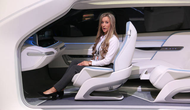 At Hyundai's stage explaining the integration of smart homes and automobiles. The company is researching cloud-based connectivity with Cisco. It also highlighted the world's first in-car CO2 sensor, which automatically adjusts the air conditioning and plays relaxing music when carbon dioxide levels rise.