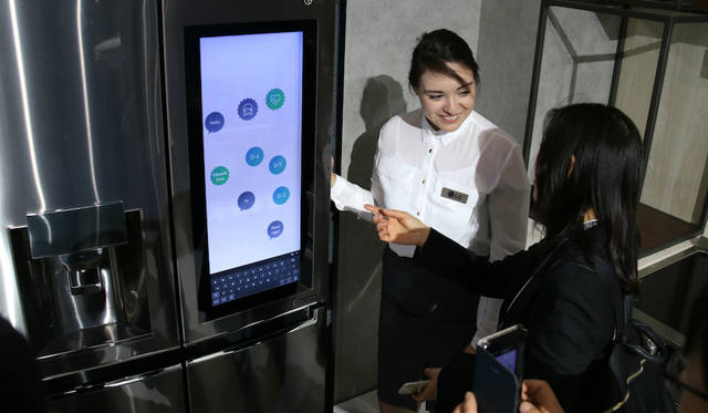 Amazonの音声認識 Alexaを搭載したスマート冷蔵庫「LG Smart InstaView」。音声コマンドによって庫内に不足した商品を注文したり、レシピ検索や天気予報の確認も可能だ。