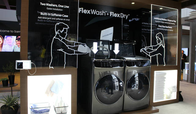洗濯機と乾燥機の一体型デザインを発表したサムスン。「Flex Wash」は上段に小容量、下段に大容量のドラム式洗濯機を備える。乾燥機の「Flex Dry」も上段は小容量、下段に大容量に対応している。