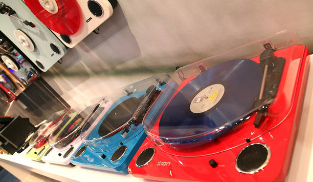 アイオン・オーディオのブースにて。近年はアナログレコード販売の好調に伴い、レコードプレーヤ市場が盛り上がりをみせている。
