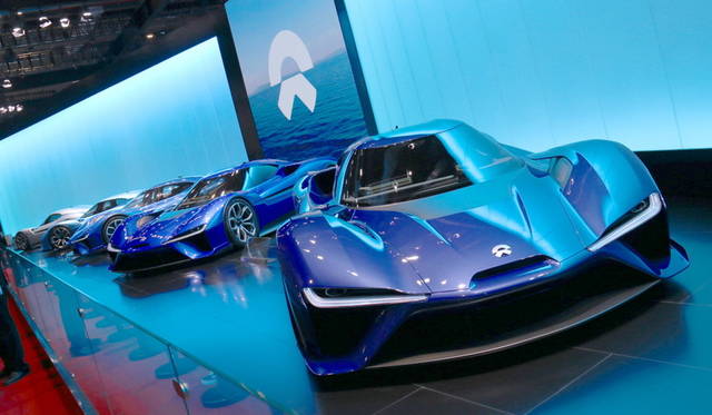 <strong>NIO EP9｜蔚来 EP9</strong><br>上海を拠点とするスタートアップ企業が公開したスーパースポーツEV。米国のサーキットで自動運転による最高速160mph/h（約256km/h）を達成。