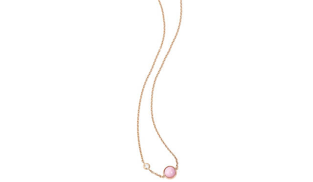 <strong>「ポセション」日本限定ペンダント</strong><br />素材｜ピンクオパール、ダイヤモンド約0.06ct、18KPG<br />チェーンの長さ｜39/42cm<br />価格｜18万5000円（税別）