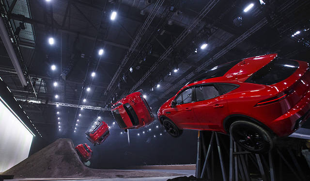 「E-PACE」のワールドプレミアでは、270度回転しながら15.3メートルをジャンプする「バレル ロール」を披露。このデモンストレーションは、同時にギネス世界記録も樹立した。