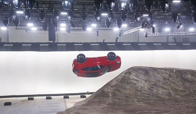 「E-PACE」のワールドプレミアでは、270度回転しながら15.3メートルをジャンプする「バレル ロール」を披露。このデモンストレーションは、同時にギネス世界記録も樹立した。