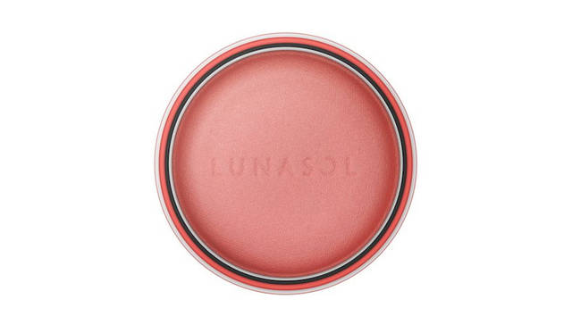 Pure, delicate beauty. LUNASOL's 2018 Spring/Summer makeup captivates with vibrant, macaron-inspired shades.
