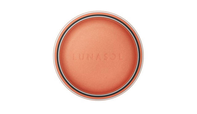 Pure, delicate beauty. LUNASOL's 2018 Spring/Summer makeup captivates with vibrant, macaron-inspired shades.