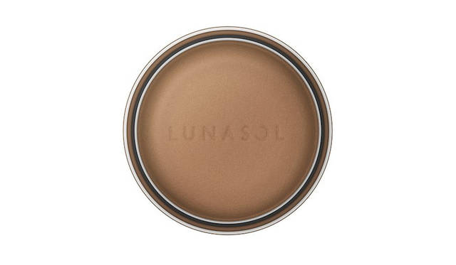 Pure, delicate beauty. LUNASOL's 2018 Spring/Summer makeup captivates with vibrant, macaron-inspired shades.