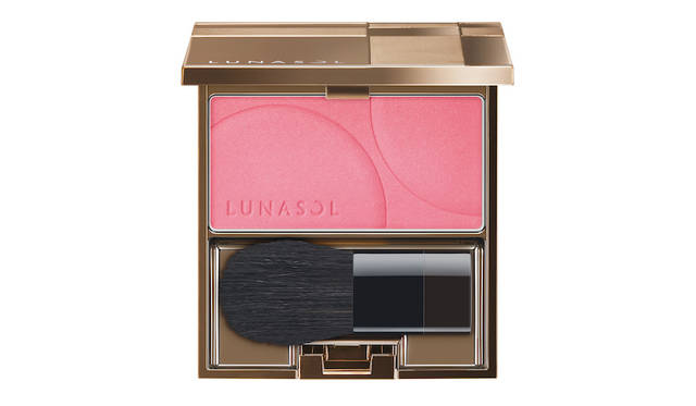 Pure, delicate beauty. LUNASOL's 2018 Spring/Summer makeup captivates with vibrant, macaron-inspired shades.