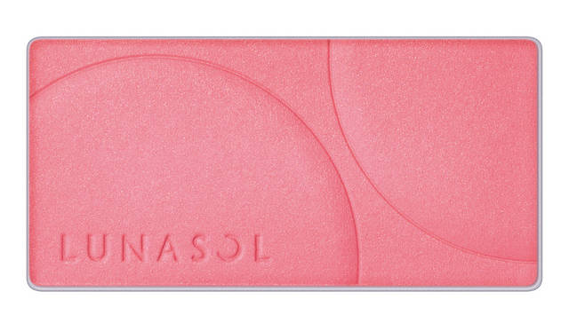 Pure, delicate beauty. LUNASOL's 2018 Spring/Summer makeup captivates with vibrant, macaron-inspired shades.