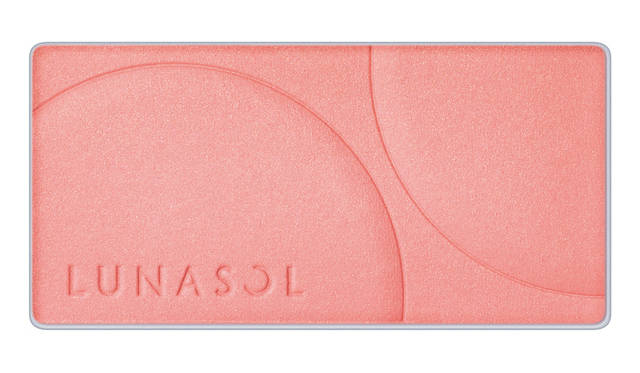 Pure, delicate beauty. LUNASOL's 2018 Spring/Summer makeup captivates with vibrant, macaron-inspired shades.