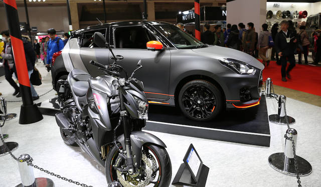 <strong>Suzuki Swift Sport Autosalon & GSX-S1000 ABS｜スズキ スイフト スポーツ オートサロン バージョン & GSX-S1000 ABS</strong><br> 130馬力の1.4リッターエンジン搭載でスポーティさに定評あるスズキ スイフト スポーツに設けられたオートサロンバージョンはGSX-S1000 ABSとともに