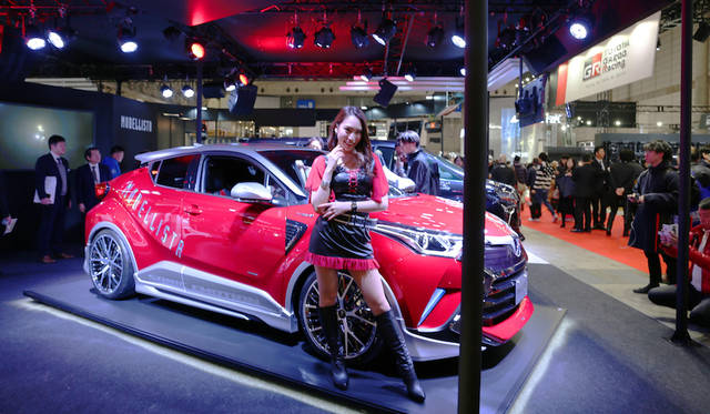 <strong>Toyota Modellista Sonic Emotion C-HR Concept｜トヨタ モデリスタ ソニック エモーション C-HR コンセプト</strong><br> トヨタ モデリスタ インターナショナルが出展したSONIC EMOTION C-HR CONCEPTは車名のとおりトヨタC-HRをベースにスポーティにドレスアップした仕様