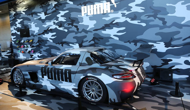<strong>Puma｜プーマ</strong><br> レーシングドライバーにもシューズを提供しているプーマは「既存の概念を打ち破れ！」というコンセプトでカムフラージュパターンのAMG GT3を展示