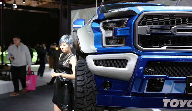 <strong>Toyo Tire｜トーヨータイヤ</strong><br> TOYOタイヤのブースにて