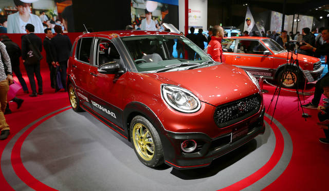 <strong>Daihatsu Boon Sport Package｜ダイハツ ブーン スポルト パッケージ</strong><br> ダイハツは「シャレード デトマソ（注 1984年のデトマソ ターボ）をスタイリッシュに再現した」というブーン スポルトパッケージ（1月12日発売）を展示
