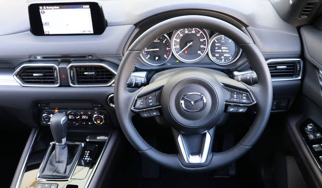 マツダ車ではおなじみの機能主義的なレイアウトのダッシュボード