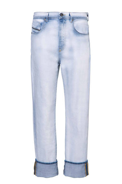 Denim with a high bleach finish offers a light impression, perfect for spring and summer wardrobes. The boyfriend silhouette, not too loose, adds a sophisticated touch. Denim pants ¥32,000 (DIESEL BLACK GOLD)