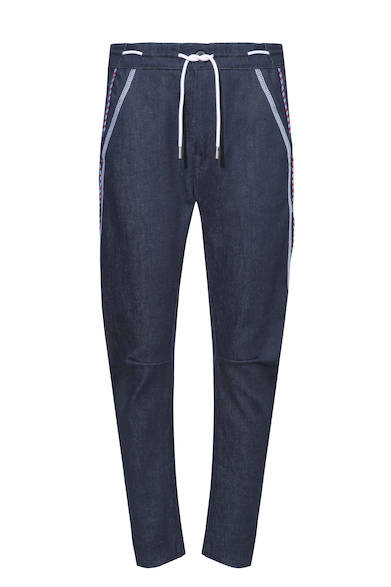 Denim pants with a drawstring at the waist for a refined look. The moderately tapered silhouette makes them a modern choice. Denim pants ¥35,000 (DIESEL BLACK GOLD)